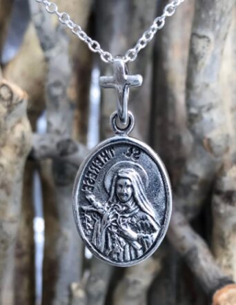 Bijoux religieux anciens : quand la foi rencontre l’histoire et l’art