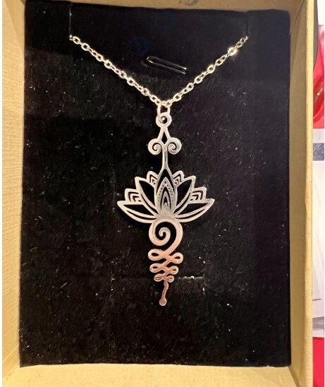 La signification spirituelle des bijoux religieux : dévotion et protection sacrée