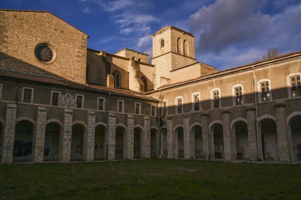 À la découverte de l&rsquo;Abbaye de Daoulas : une oasis de spiritualité et de sérénité