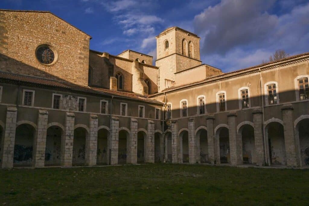 À la découverte de l’Abbaye de Daoulas : une oasis de spiritualité et de sérénité