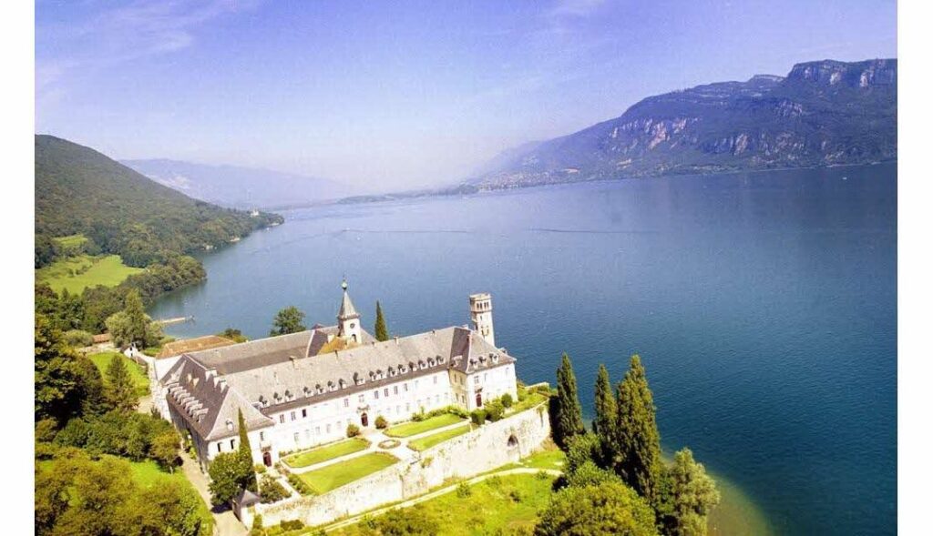 La majestueuse Abbaye d’Hautecombe : Un havre de spiritualité et de sérénité