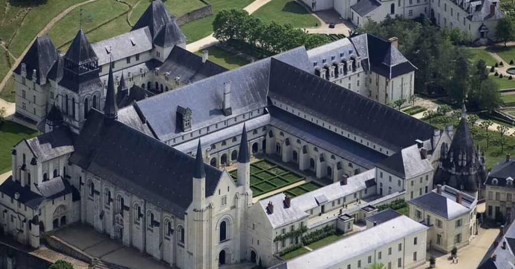 La majestuosité de Fontevraud : Découvrez l’abbaye emblématique