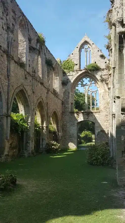 La majestuosité de l’abbaye d’Hautecombe : un havre de spiritualité et de sérénité