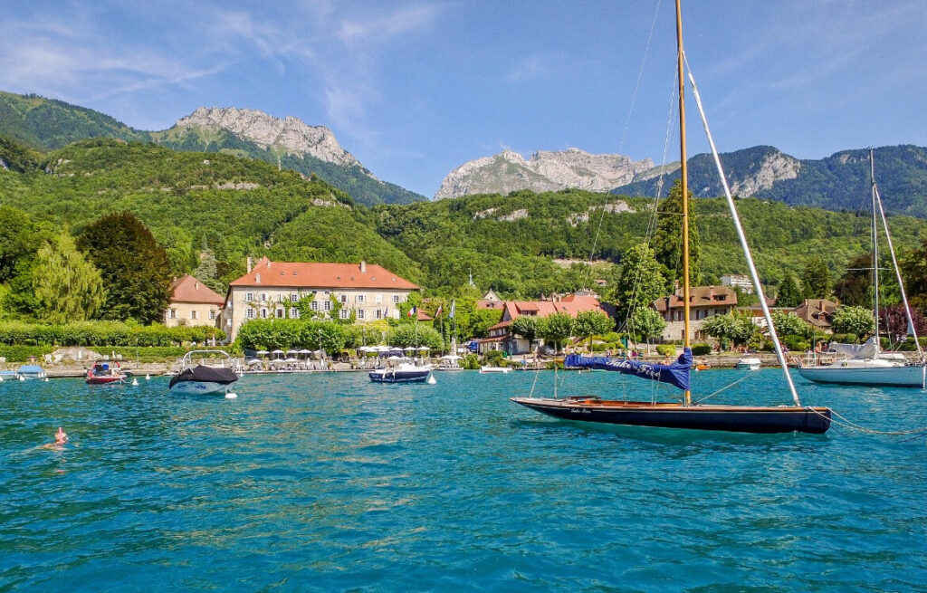 L’abbaye de Talloires : un havre de paix et de spiritualité au cœur des Alpes