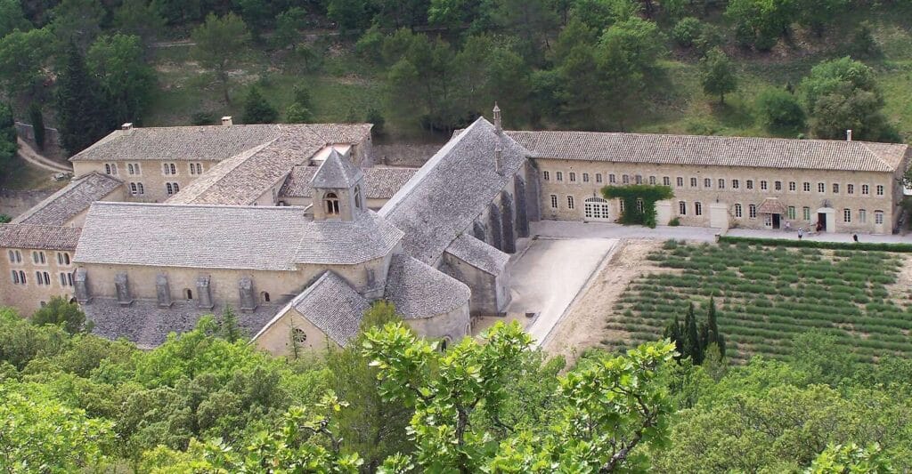 Les secrets de l&rsquo;Abbaye Notre-Dame de Sénanque : Un havre de paix et de spiritualité