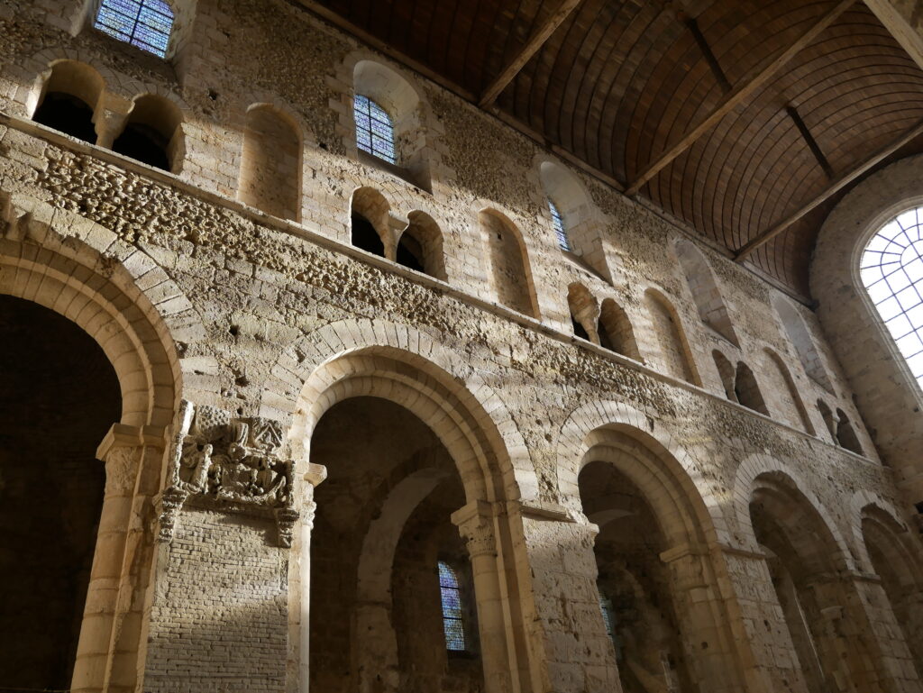La définition de l’abbaye : un refuge spirituel immuable