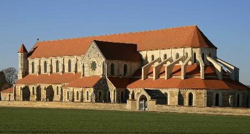 La majesté de l&rsquo;Abbaye aux Dames Saintes : Un havre spirituel chargé d&rsquo;histoire