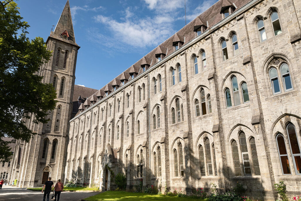 L’abbaye de Maredsous : Une oasis spirituelle au cœur de la nature.