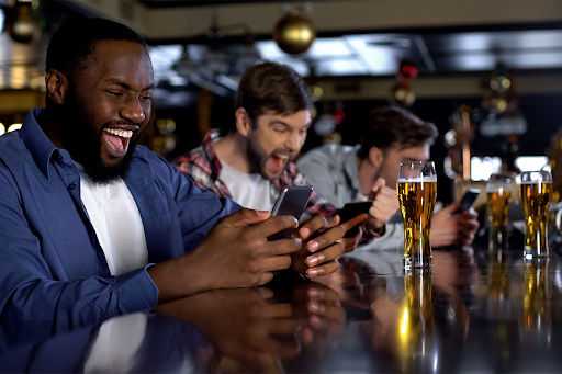 hommes heureux au bar