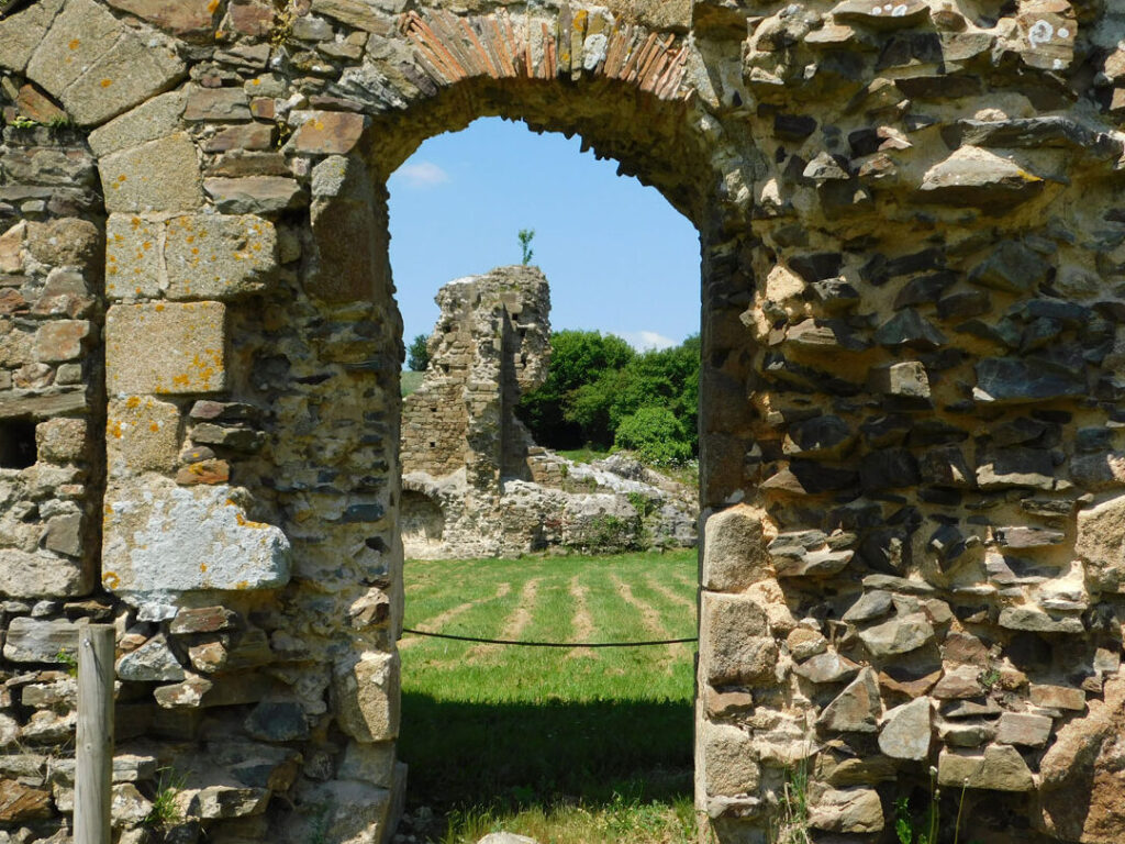 À la découverte de l’Abbaye Saint-Pierre de Solesmes : Un havre de spiritualité et d’histoire