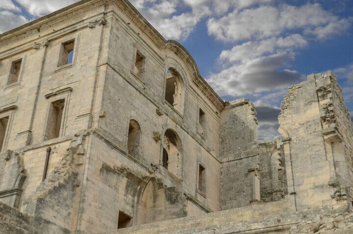 La majestueuse Abbaye de Saint Maur : Un havre de spiritualité et de sérénité