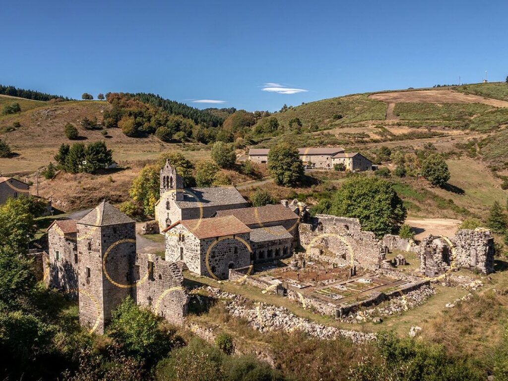 La mystique tranquille de l’Abbaye de Sainte-Hilaire : Plongez dans un havre de spiritualité