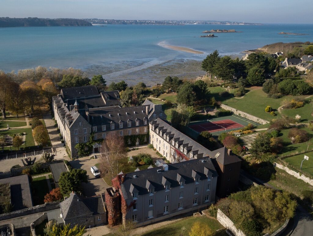 Abbaye St. Jacut : Un havre de spiritualité au cœur de la Bretagne