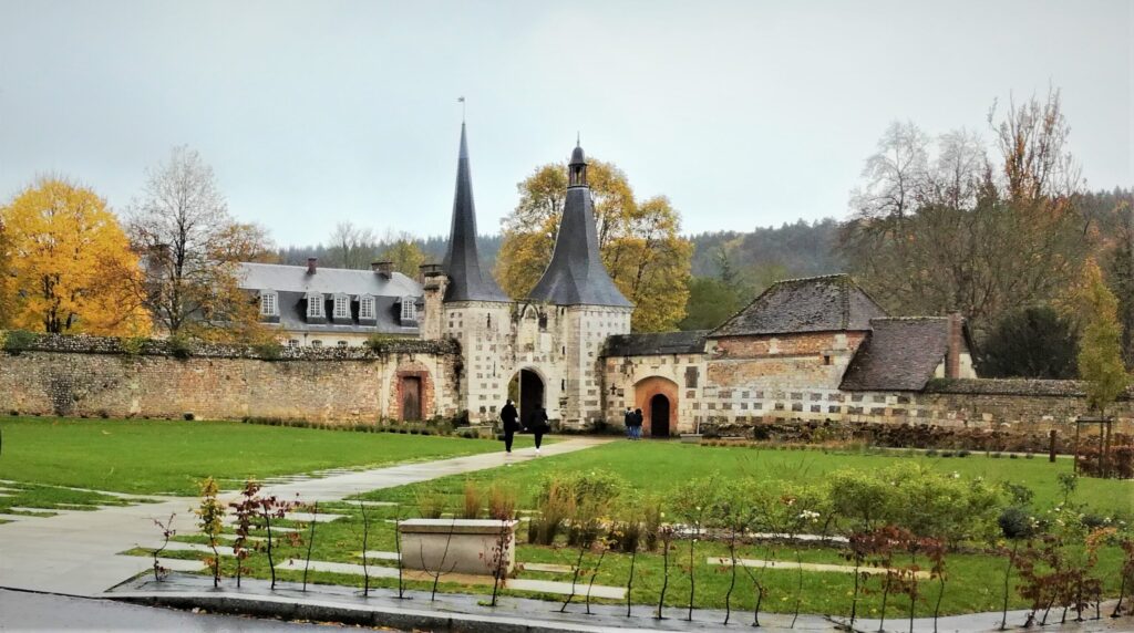 Découvrez la splendeur de l&rsquo;Abbaye du Bec-Hellouin : un havre de paix spirituel