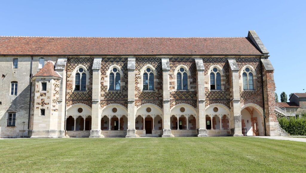 Hôtel de l’Abbaye Le Tronchet : un refuge historique au cœur de la spiritualité