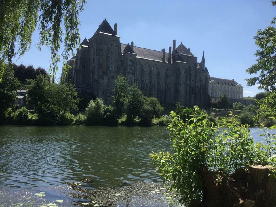 La beauté intemporelle de l’abbaye de Solesmes : Plongez dans un havre de spiritualité