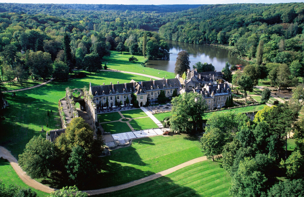 Plongez dans l’histoire et la tranquillité à l’Hostellerie de l’Abbaye