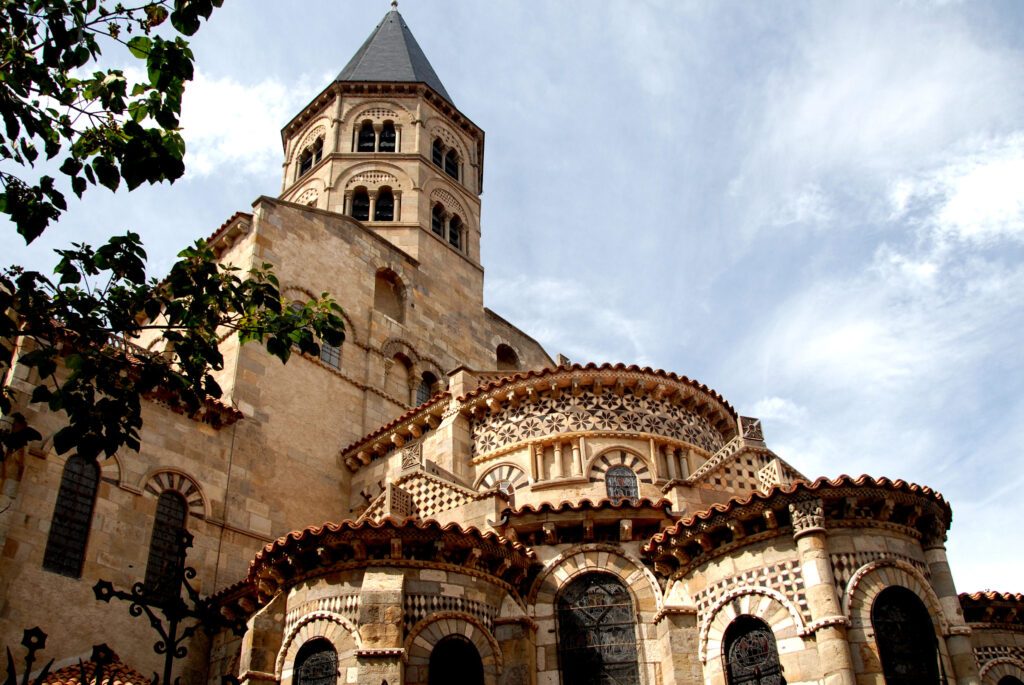 Découverte historique et spirituelle : que nous révèle l’abbaye de Clermont ?