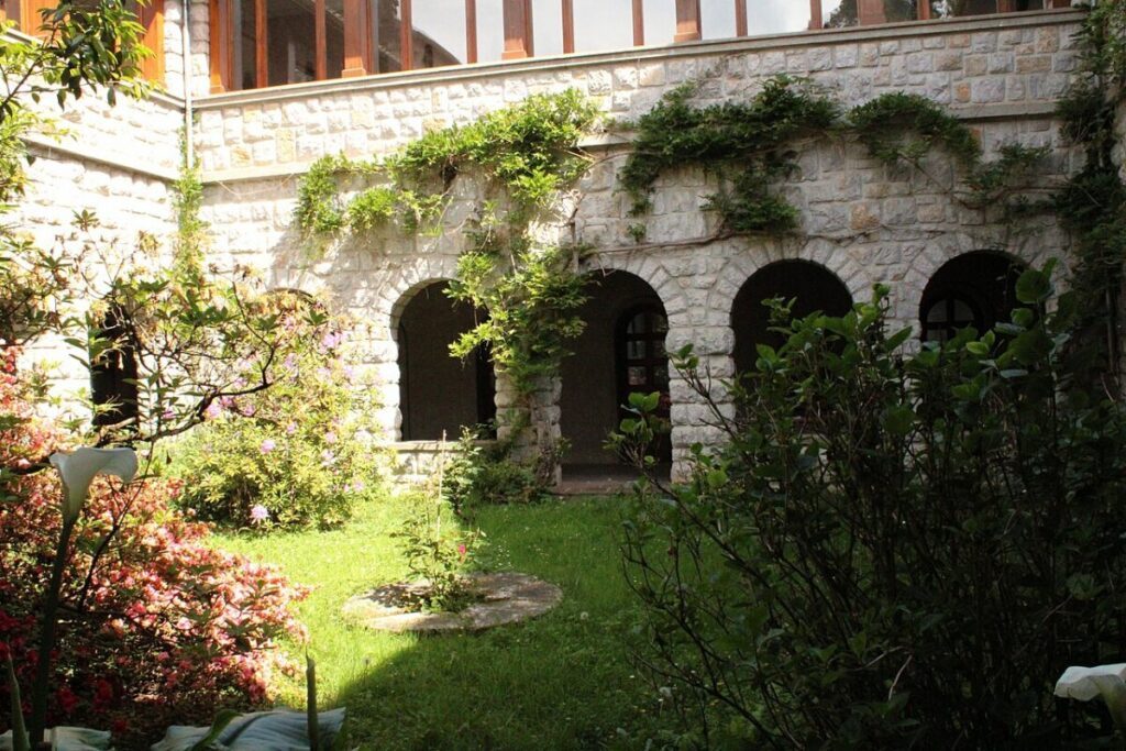 Le parking de l’abbaye : un havre de tranquillité pour votre visite spirituelle