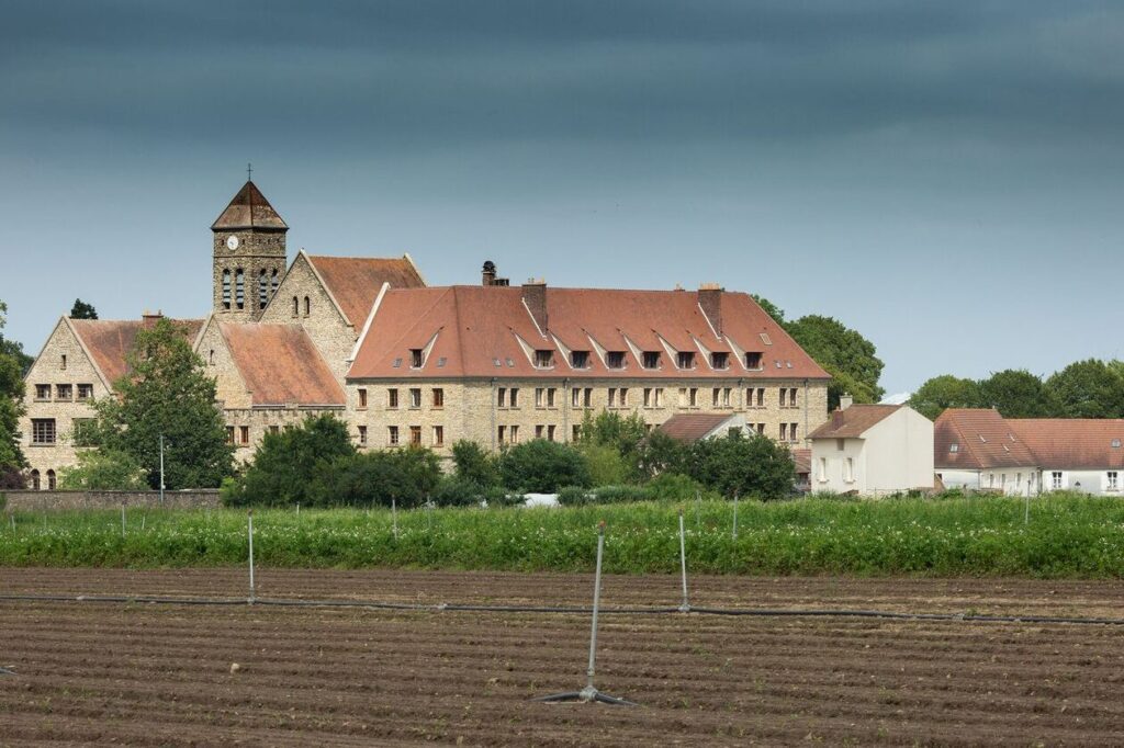 Découverte de l’abbaye de Pradines : un trésor caché de spiritualité et d’histoire