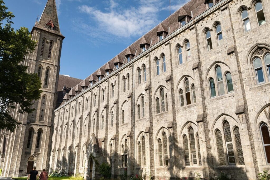 Visite spirituelle à l’abbaye du mont des Cats : entre histoire et dévotion