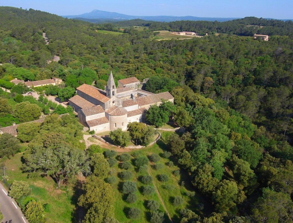 Découverte de l’abbaye du Thoronet : joyau de l’art cistercien en Provence