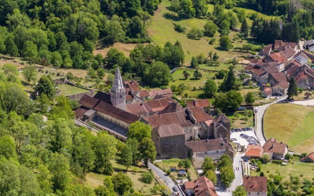 Découverte de l’abbaye de Baume-les-Messieurs : voyage spirituel au cœur du Jura
