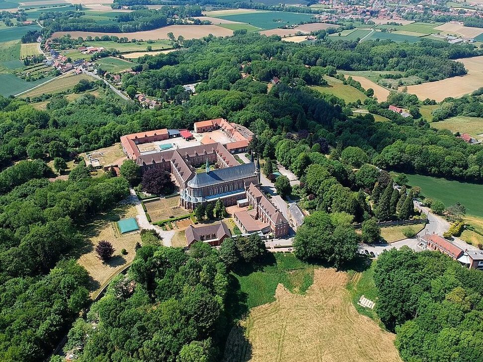 À la découverte de l’abbaye cistercienne Sainte-Marie de Boulaur : un havre de paix et de spiritualité en Gascogne
