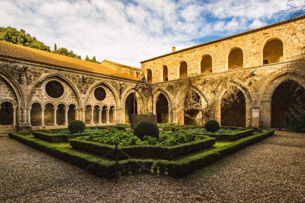 Découverte culinaire à l&rsquo;abbaye de Fontfroide : que réserve le menu du restaurant ?