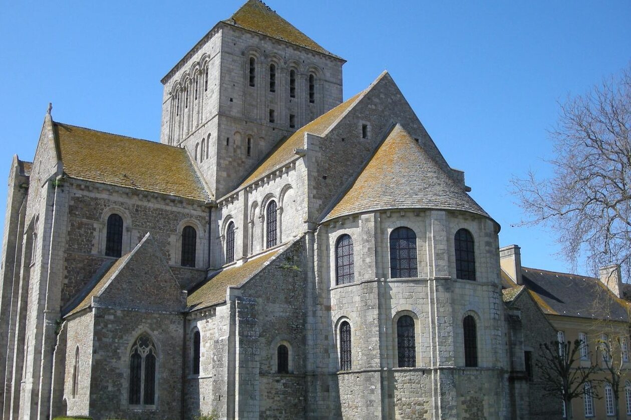 Découverte de l’abbaye de Lessay : un joyau du patrimoine normand