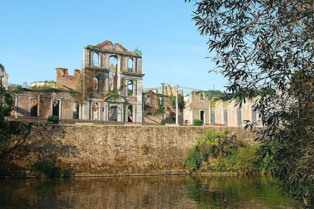 Pourquoi l’abbaye d’Aulne est-elle un incontournable pour les amateurs de spiritualité ?