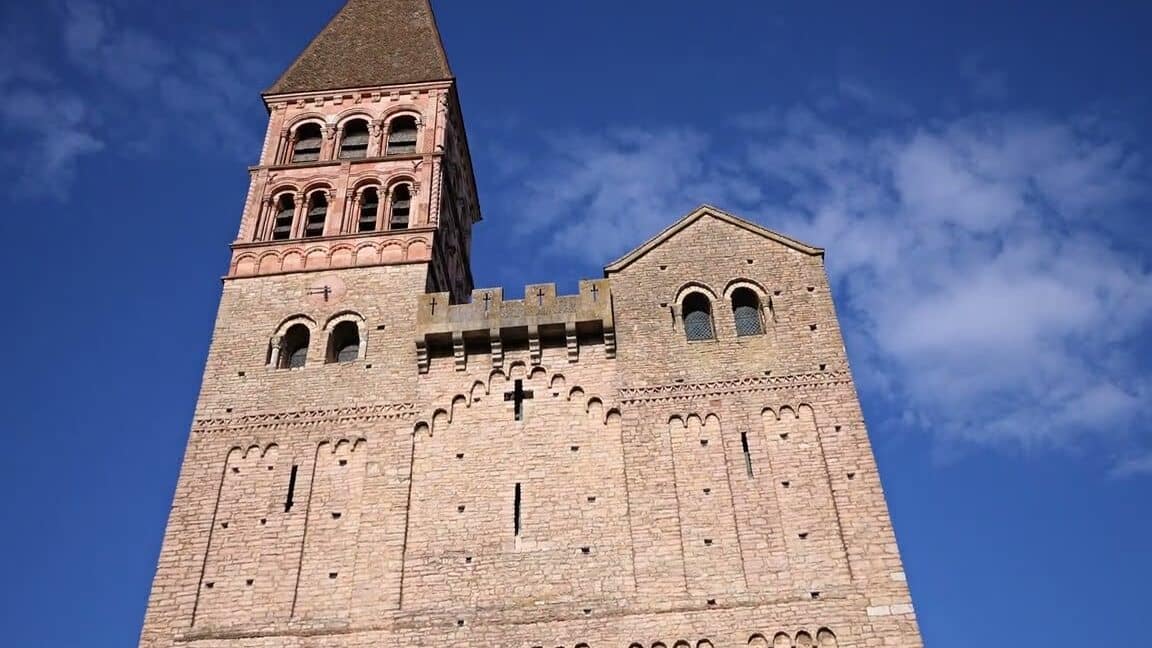 Visite spirituelle à l’abbaye de Tournus : entre histoire et contemplation