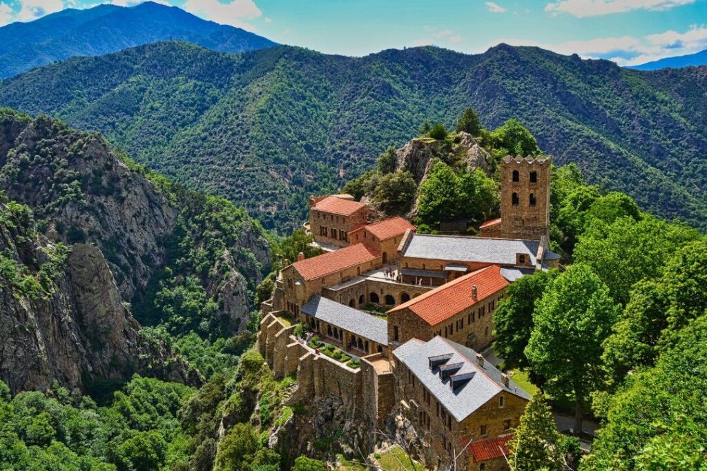 À la découverte de l’abbaye Saint-Michel de Cuxa : un trésor spirituel niché dans les Pyrénées