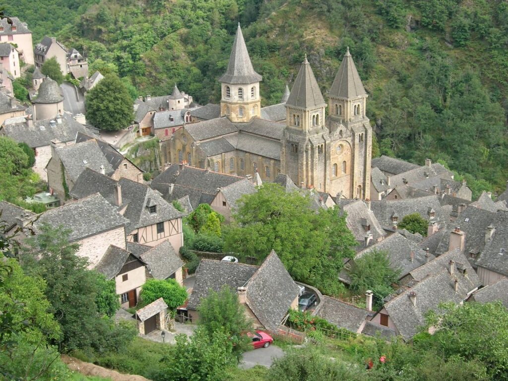 abbaye Sainte-Foy de Conques : un voyage spirituel à travers l’art et l’histoire