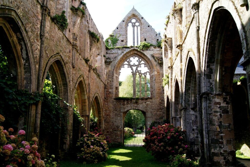 Découverte de l’abbaye Saint-Benoît : un voyage spirituel chargé d’histoire