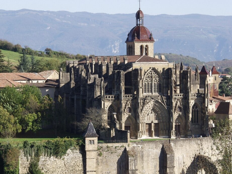 Découvrez la majestueuse Abbaye de Saint-Antoine-l’Abbaye, joyau du 38160