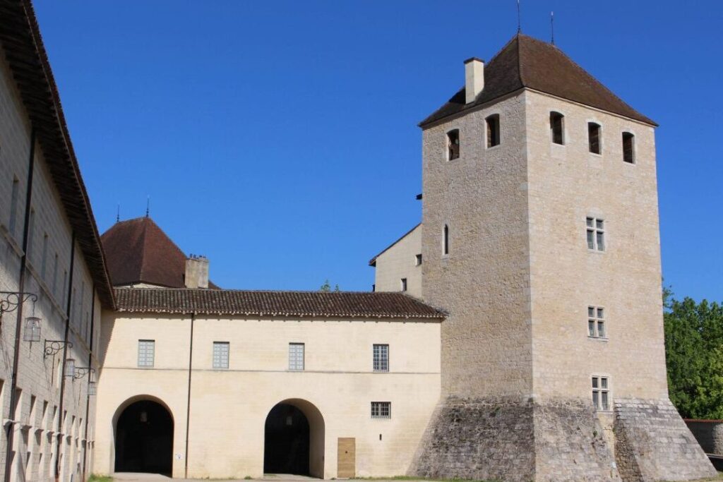 Découvrez l’authenticité et la sérénité de l’auberge de l’abbaye Ambronay