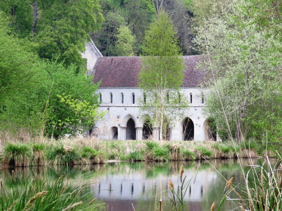 Découvrez l’histoire et la spiritualité de l’abbaye Notre-Dame de Fontaine-Guérard