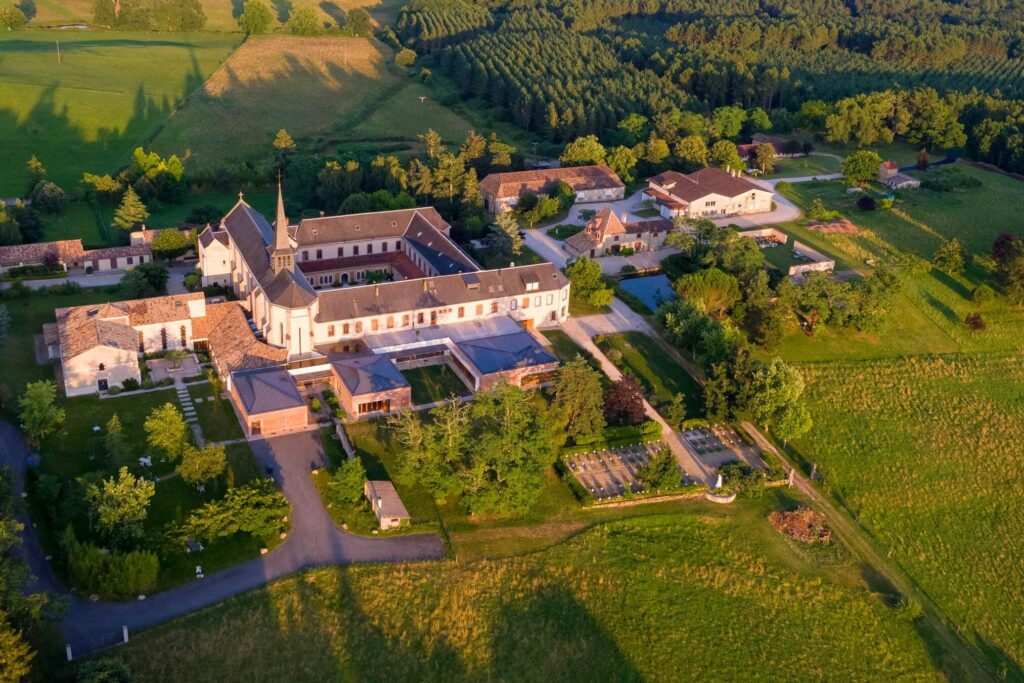 Découvrez l’histoire fascinante de l’Abbaye de Wisques et sa spiritualité profonde