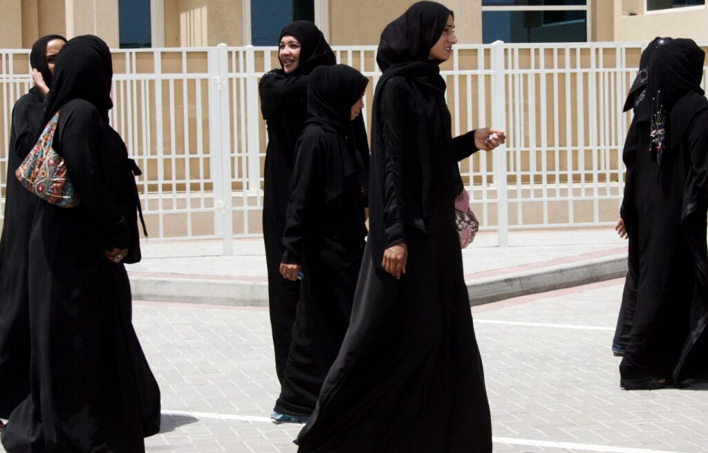Est-ce que l&rsquo;abaya est un vêtement religieux ?