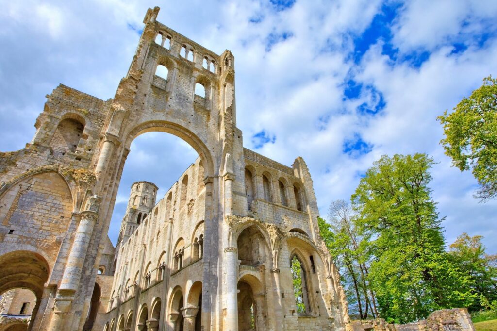 La majestueuse Abbaye de Jumièges : Un trésor spirituel et historique à découvrir