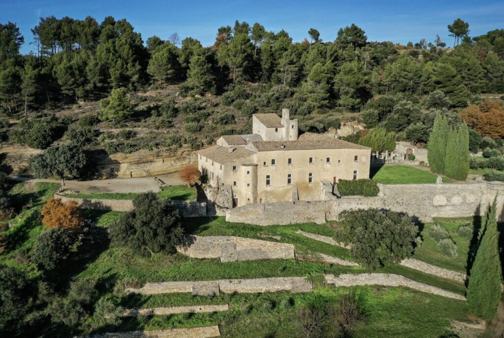 La sérénité retrouvée à l’abbaye Saint-Hilaire : plongez dans la spiritualité