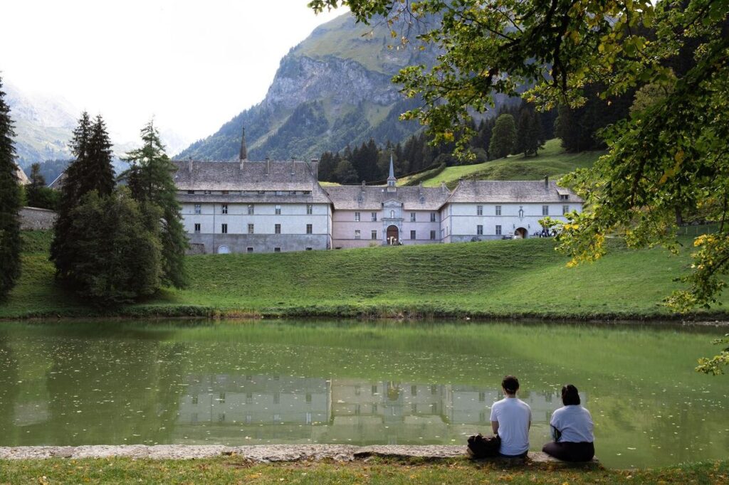 La vie contemplative à l’abbaye des Chartreux : une plongée dans la spiritualité profonde
