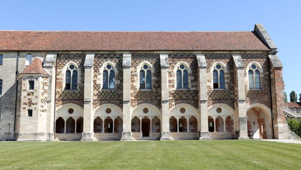 Plongez dans l’atmosphère sereine de l’abbaye de Cîteaux