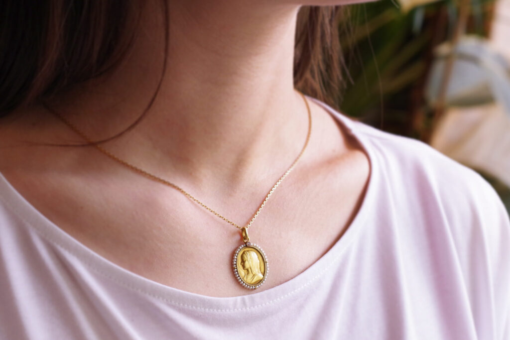 Pourquoi opter pour une chaîne de baptême en or 18 carats ?
