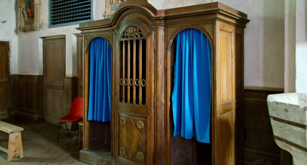 Qu’est-ce qui distingue l’Église catholique des autres confessions ?