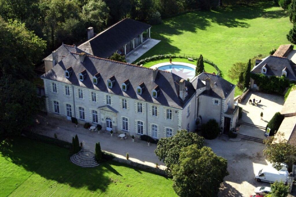 Un séjour enchanté au logis hôtel de l’abbaye : entre confort et spiritualité