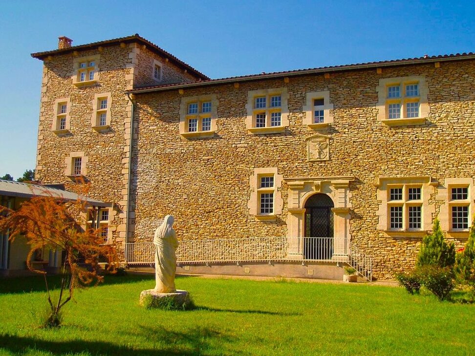 Visite spirituelle à l’abbaye de Fontgombault : immersion dans la vie monastique