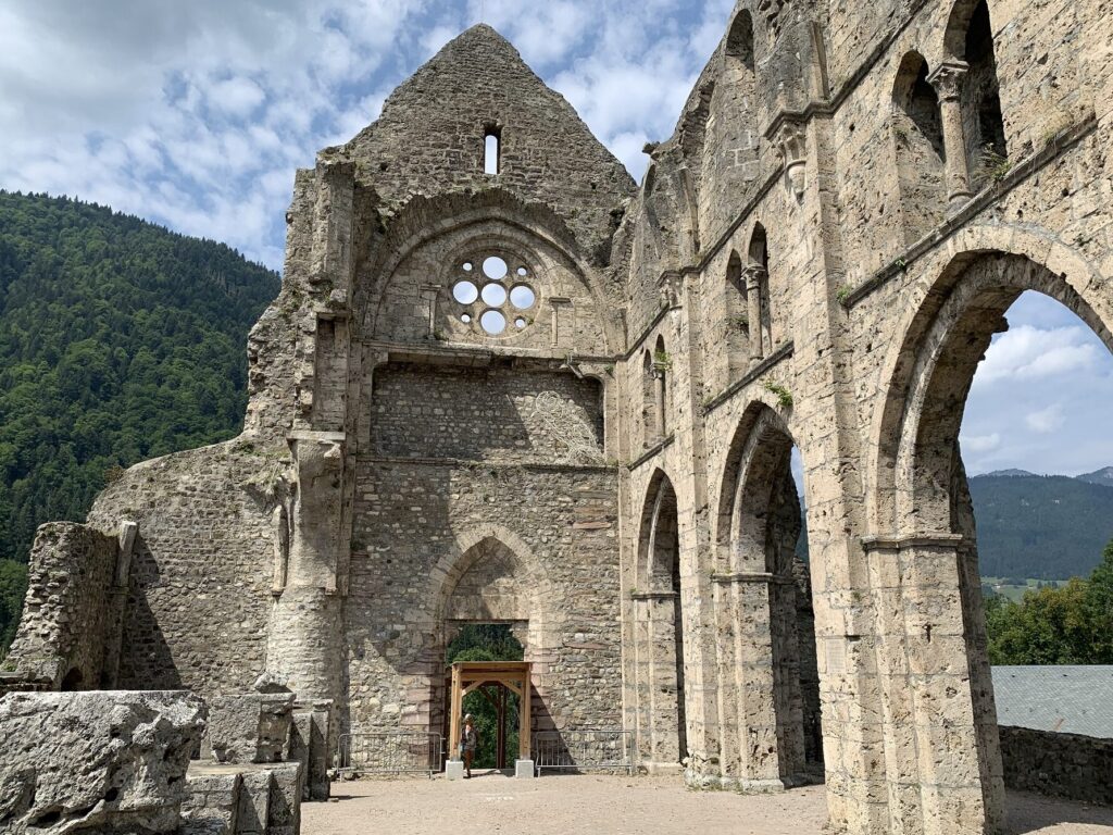 comment la ferme de l’abbaye perpétue-t-elle les traditions monastiques aujourd’hui ?