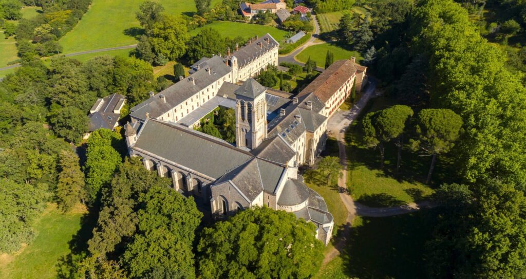 fontgombault abbaye : un havre de paix où spiritualité et tradition se rencontrent